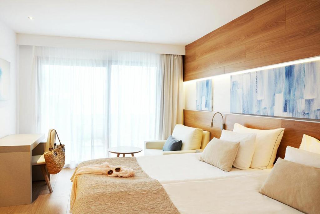 Двухместный (Улучшенный двухместный номер с 2 отдельными кроватями, вид на закат) отеля Monsuau Cala D'Or Hotel 4 Sup - Adults Only, Кала Дор