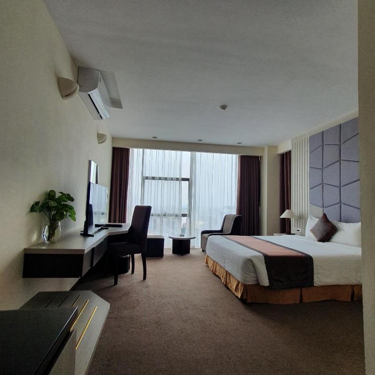 Двухместный (Двухместный номер Делюкс с 1 кроватью) отеля Muong Thanh Dien Chau Hotel, Винь
