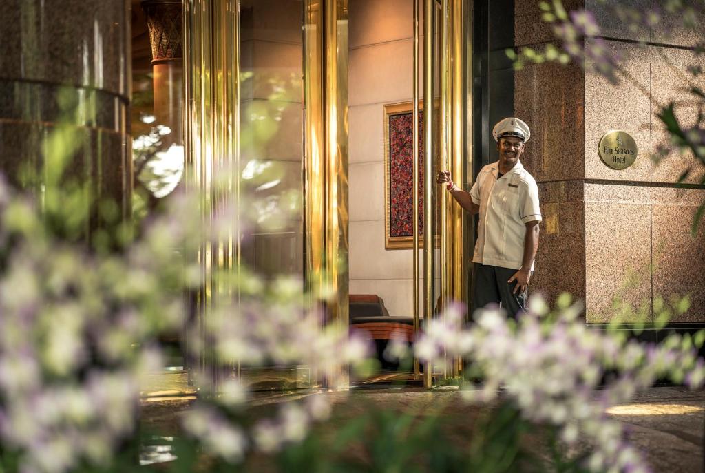 Трехместный (Гипоаллергенный номер Делюкс с кроватью размера «king-size» и видом на сад) отеля Four Seasons Hotel Singapore, Сингапур (город)