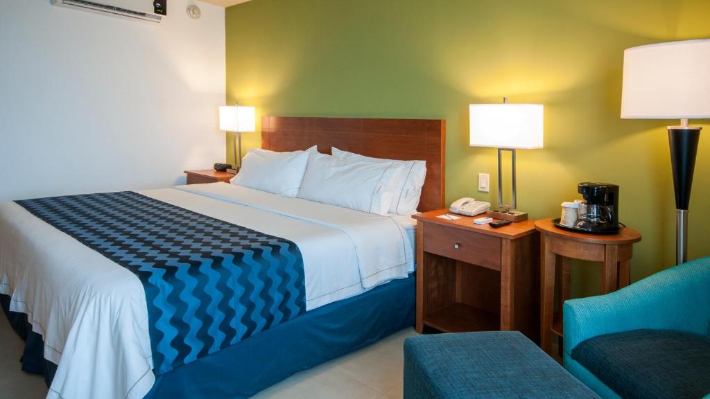 Двухместный (Номер с кроватью размера «king-size» и видом на море) курортного отеля Holiday Inn Express Cabo San Lucas, Кабо-Сан-Лукас