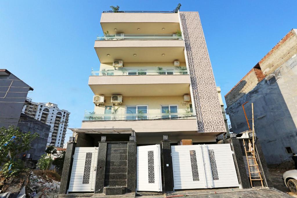 Vaccinated Staff- SilverKey Executive Stays 76470 Royal Crown Airport