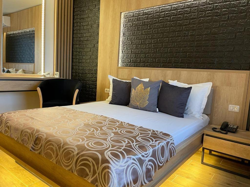 Двухместный (Улучшенный двухместный номер с 1 кроватью или 2 отдельными кроватями - Боковой вид на озеро) отеля Hotel Tomis, Мамая