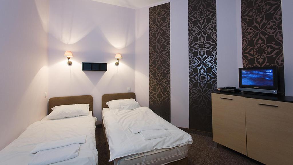 Двухместный (Двухместный номер с двуспальной кроватью и дополнительной кроватью) хостела Hostel Helvetia, Варшава
