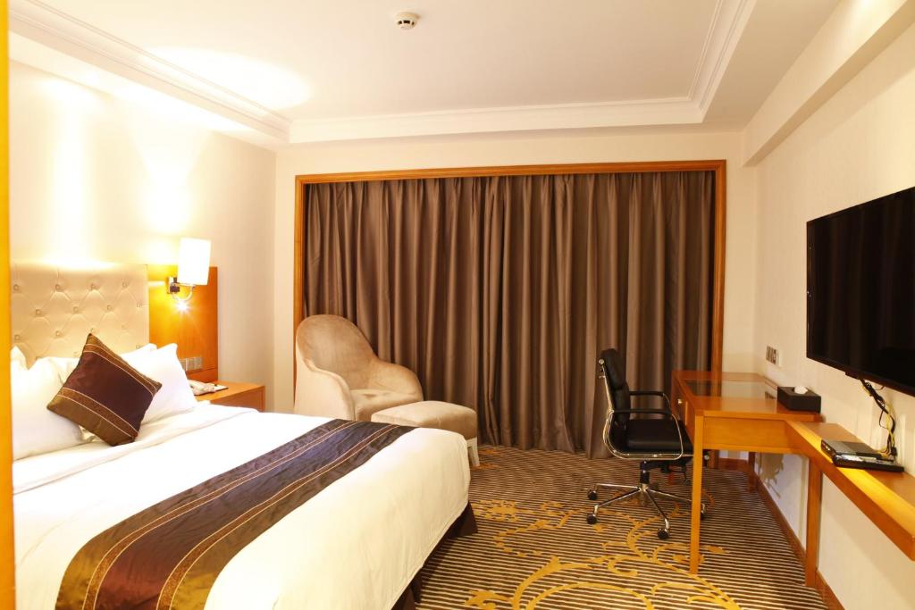 Двухместный (Улучшенный номер с кроватью размера «queen-size») отеля Guangzhou Yuehai Hotel, Гуанчжоу