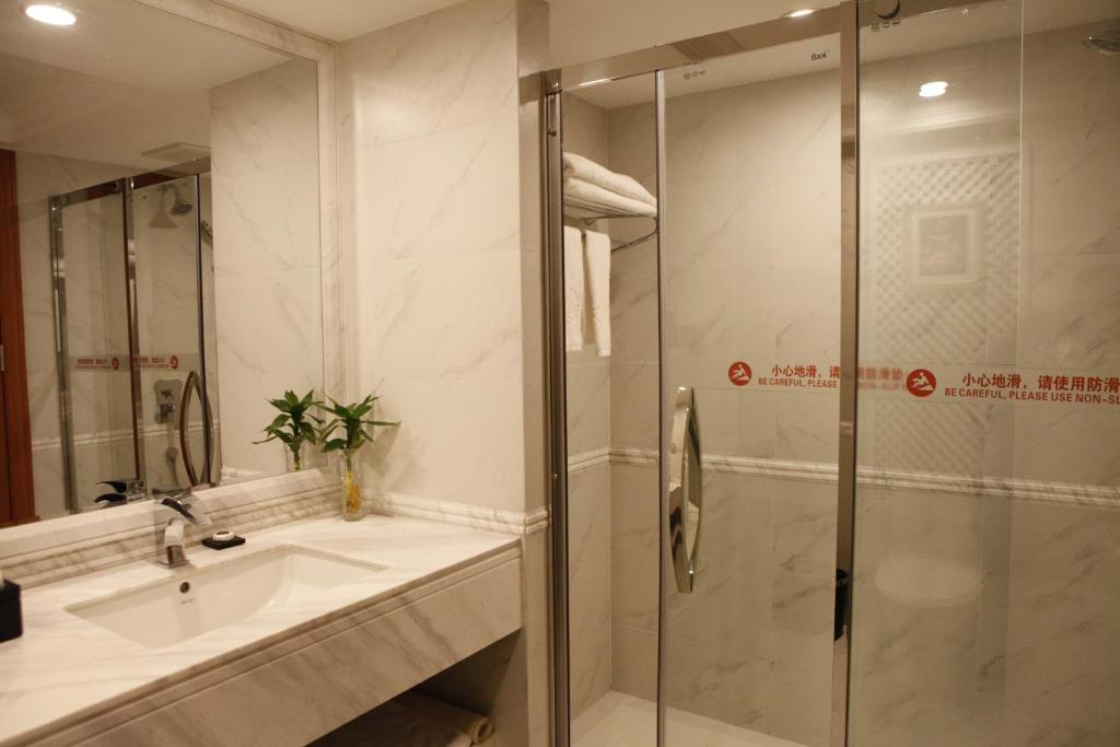 Двухместный (Стандартный двухместный номер с 2 отдельными кроватями) отеля Guangzhou Yuehai Hotel, Гуанчжоу