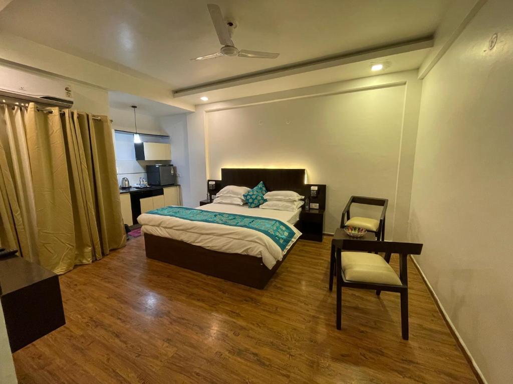Двухместный (Улучшенный номер с кроватью размера «king-size») отеля Vrindavan Cottages by Sheosante, Вриндавана