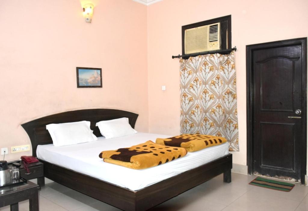 Двухместный (Улучшенный двухместный номер с 1 кроватью) отеля hotel aditya inn cantt, Варанаси