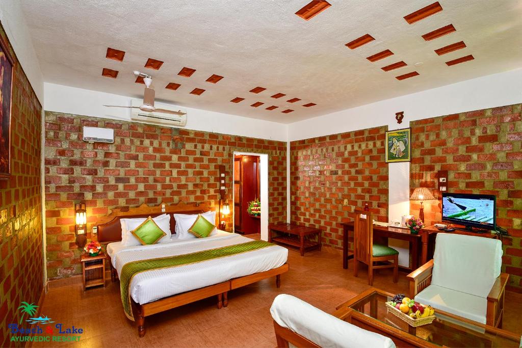Двухместный (Улучшенный номер с кроватью размера «king-size») курортного отеля Beach and Lake Ayurvedic Resort, Ковалам