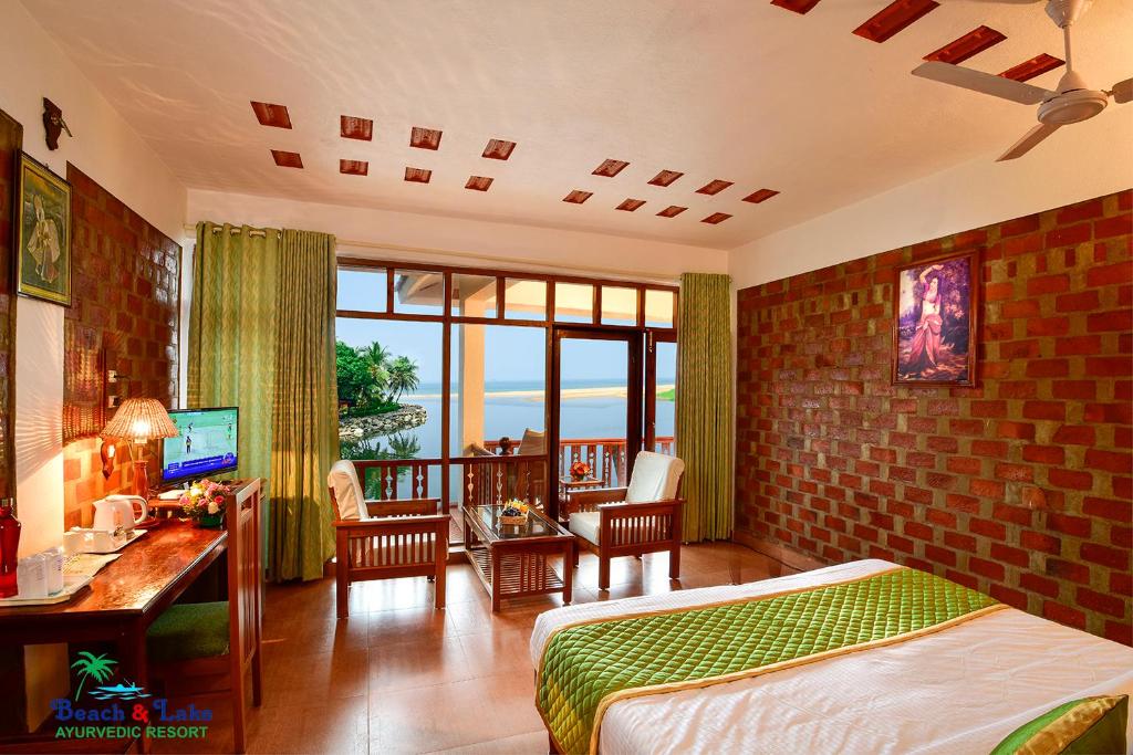 Двухместный (Улучшенный двухместный номер Делюкс с 1 кроватью) курортного отеля Beach and Lake Ayurvedic Resort, Ковалам