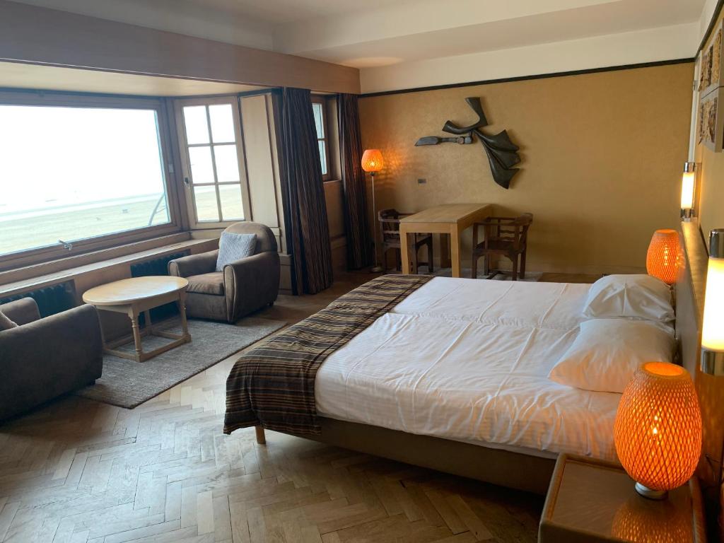 Двухместный (Двухместный номер Делюкс с 2 отдельными кроватями и видом на море) отеля Hotel Villa Escale, Де Панне