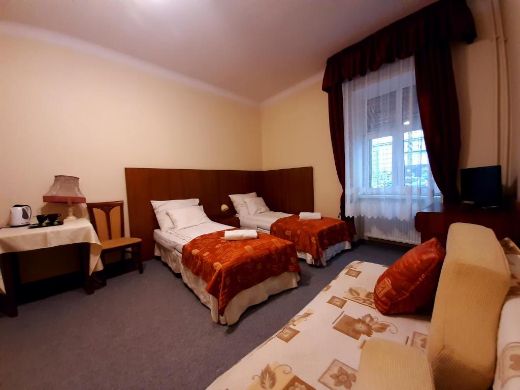 Двухместный (Двухместный номер с 1 кроватью и собственной ванной комнатой) хостела Red Carpet Hostel, Краков