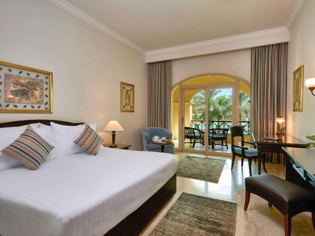 Двухместный (Номер Делюкс с кроватью размера «king-size» и видом на сад и бассейн) отеля Mövenpick Hotel & Casino Cairo - Media City, Имени 6 октября