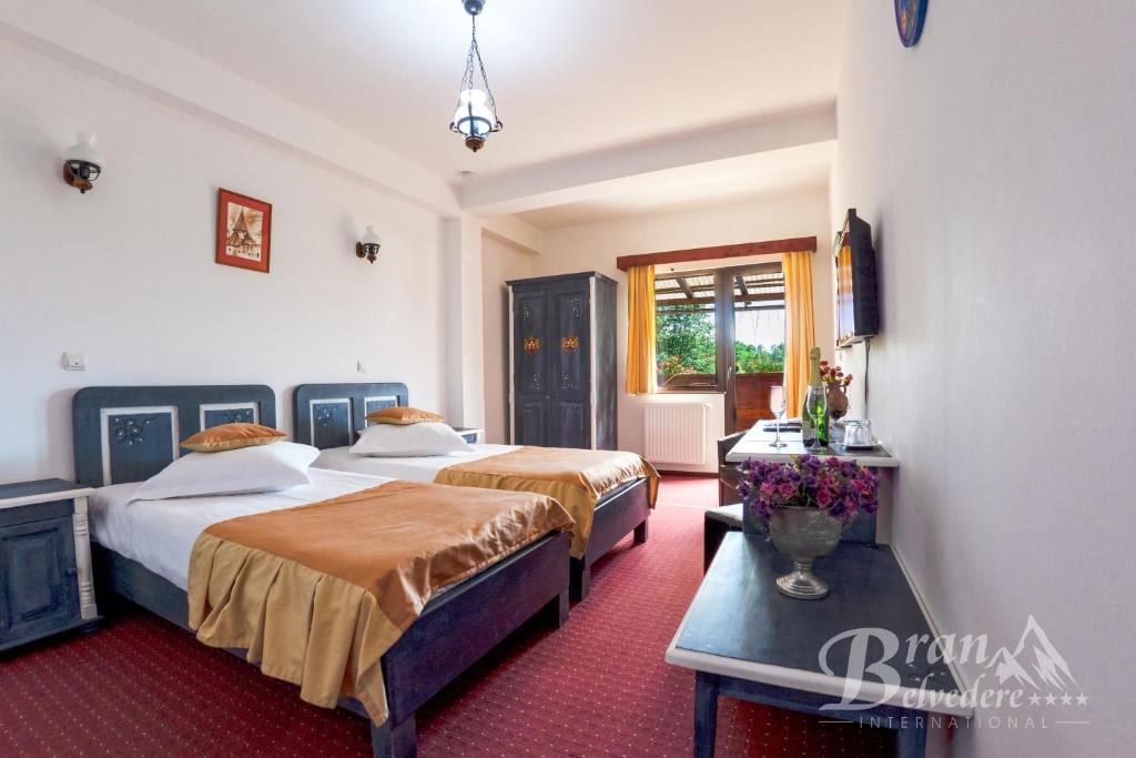 Двухместный (Улучшенный двухместный номер с 2 отдельными кроватями) гостевого дома Bran Belvedere International, Бран