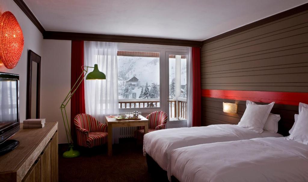 Двухместный (Двухместный номер с ванной и балконом с видом на горы) отеля Hotel Ormelune, Валь-дизер