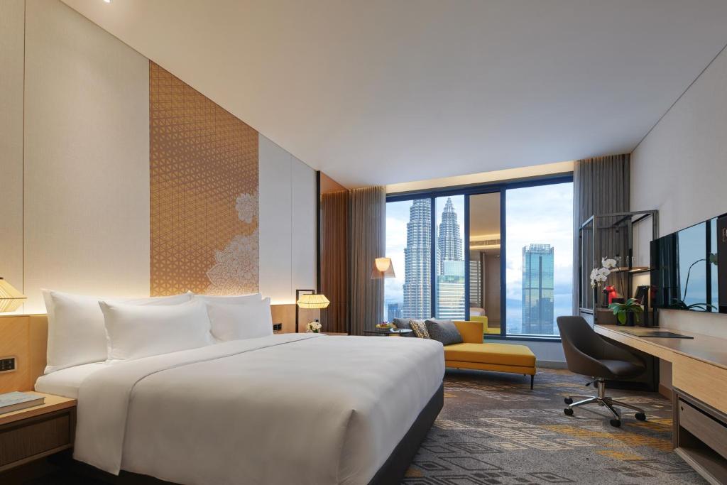 Двухместный (Клубный номер Делюкс с кроватью размера «king-size») отеля EQ Kuala Lumpur, Куала-Лумпур