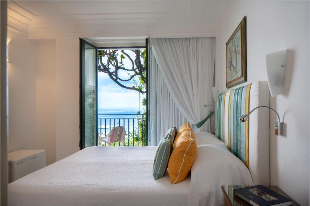 Двухместный (Представительский двухместный номер с частичным видом на море) отеля Hotel Santa Caterina, Амальфи