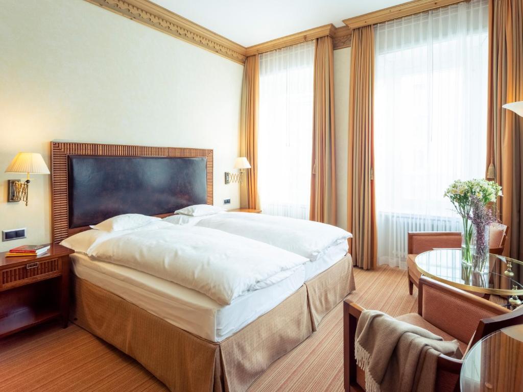 Двухместный (Стандартный двухместный номер «Премиум» с 1 кроватью) отеля Grand Hotel Kronenhof, Санкт-Мориц