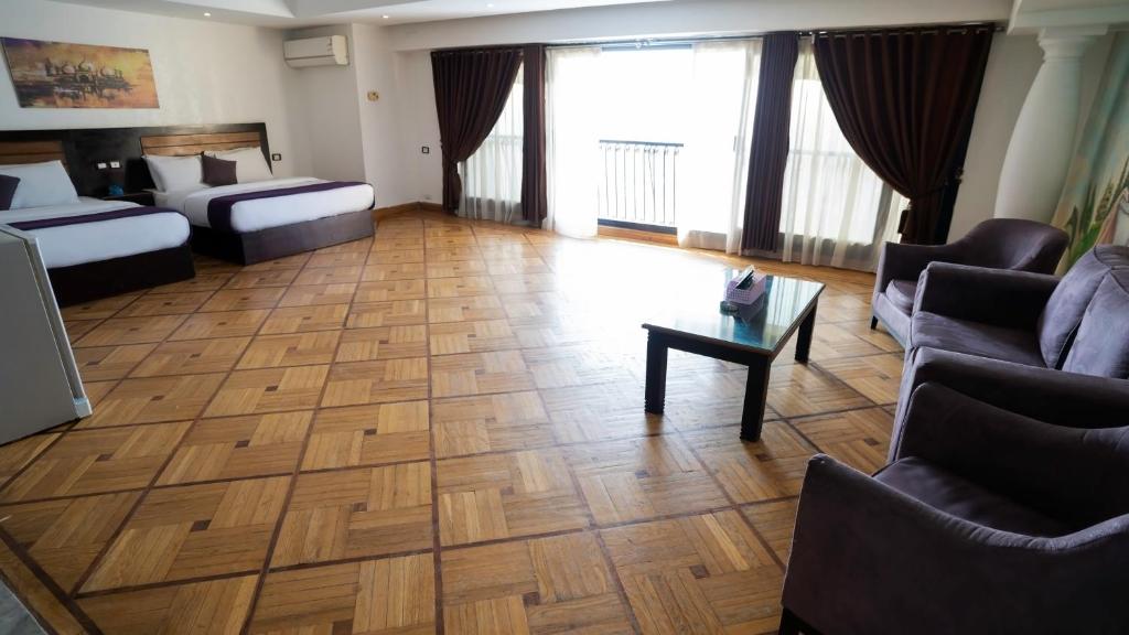 Сьюит (Королевский люкс с видом на реку Нил и пирамиды), Galaxy Royal Suites Hotel