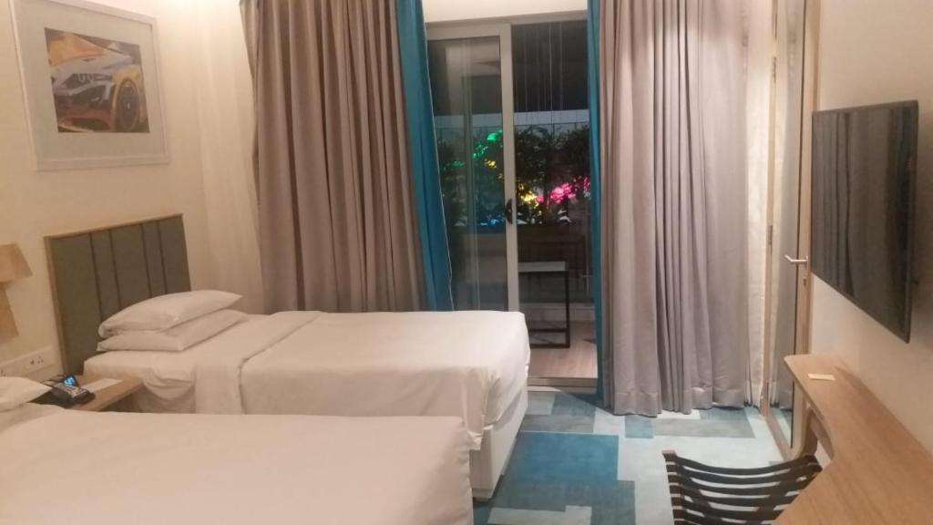 Двухместный (Standard Twin Room with Balcony with Free Buffet Breakfast & 10% Disc on F&B and 24 Hrs Checkin), Holiday Inn Express & Suites Bengaluru Old Madras Road, an IHG Hotel