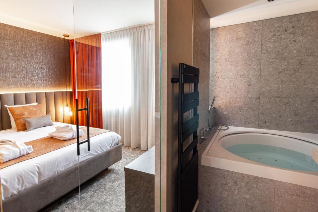 Сьюит (Люкс с гидромассажной ванной) отеля Congres Hotel Mons Van der Valk, Монс