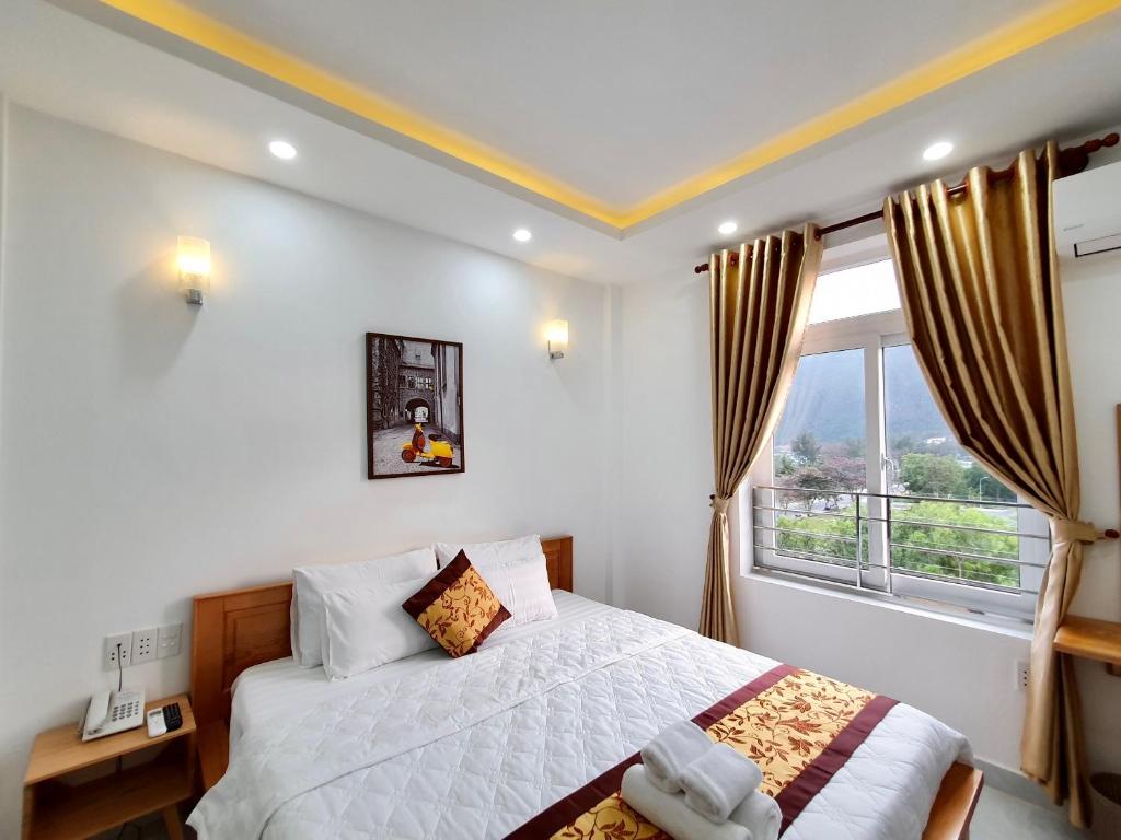 Двухместный (Улучшенный двухместный номер с 1 кроватью) отеля Khách sạn Thái Bình, Кондао