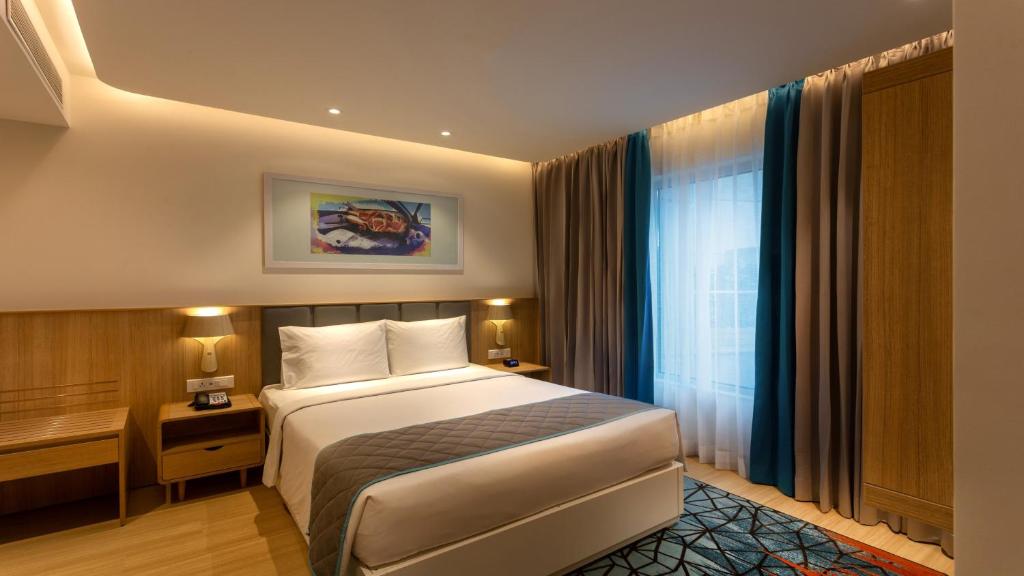 Сьюит (1 Queen Bed Suite with Bathtub Kitchenette with Free Buffet Breakfast and 15% Disc on F&B), Holiday Inn Express & Suites Bengaluru Old Madras Road, an IHG Hotel
