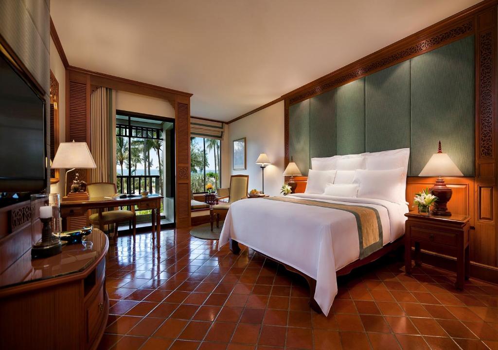 Трехместный (Номер Делюкс Garden Sea с 1 кроватью размера «king-size» и частичным видом на море) курортного отеля JW Marriott Phuket Resort and Spa, Пхукет