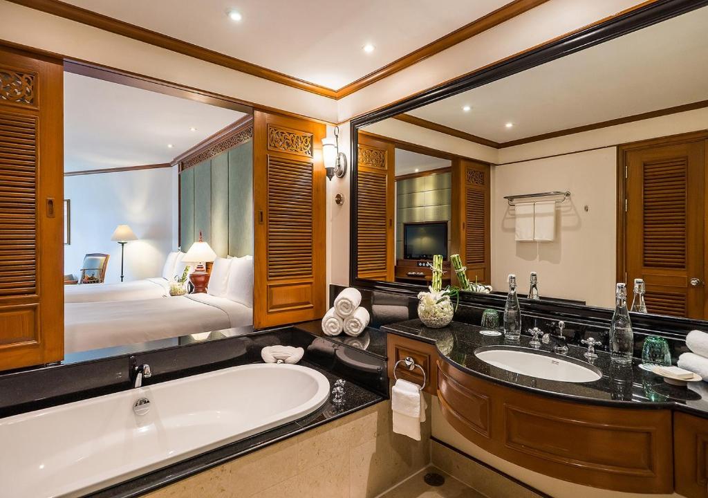 Трехместный (Номер Делюкс с 1 кроватью размера «king-size», бассейном, террасой и видом на зону бассейна) курортного отеля JW Marriott Phuket Resort and Spa, Пхукет