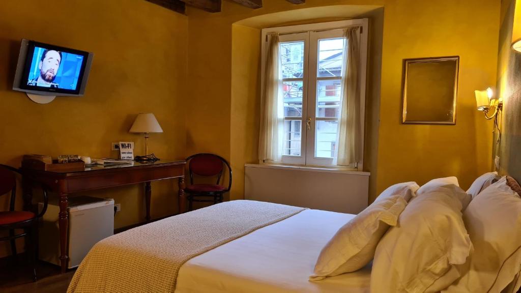 Двухместный (Классический двухместный номер с 1 кроватью) отеля Hotel Piazza Vecchia, Бергамо