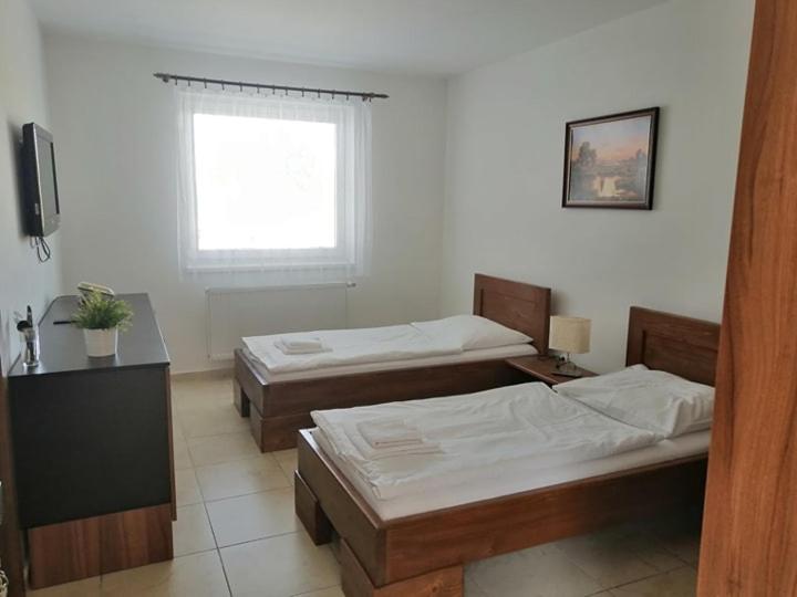 Двухместный (Стандартный двухместный номер с 2 отдельными кроватями) мотеля Motel Senec, Сенец