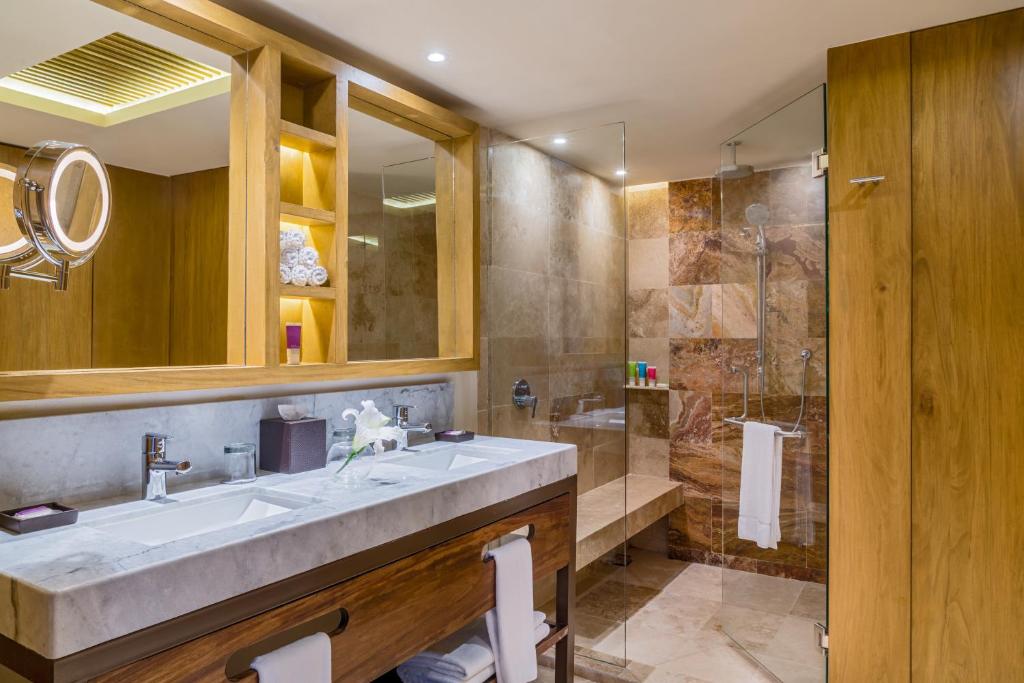 Двухместный (Клубный номер с 2 двуспальными кроватями и гидромассажной ванной) курортного отеля Hyatt Ziva Puerto Vallarta, Пуэрто-Вальярта