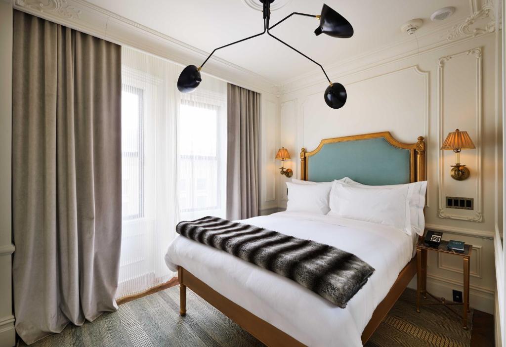 Двухместный (Номер Делюкс с кроватью размера «queen-size») отеля The Marlton Hotel, Нью-Йорк