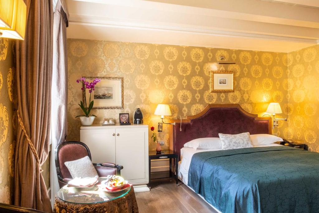 Двухместный (Улучшенный двухместный номер с 1 кроватью или 2 отдельными кроватями) отеля Hotel Moresco, Венеция