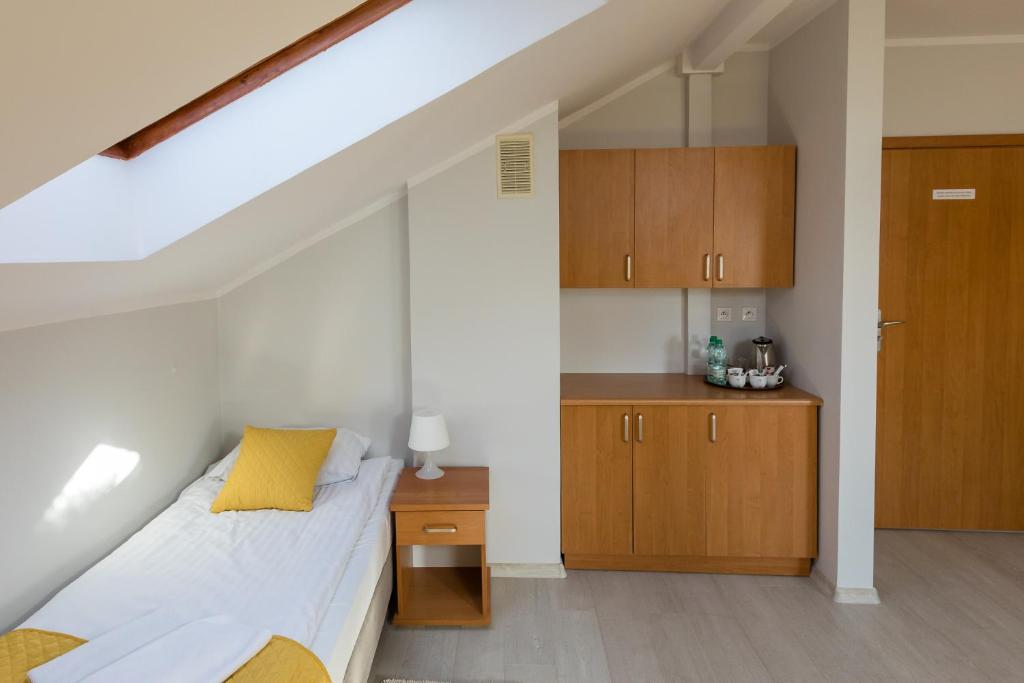 Двухместный (Стандартный двухместный номер с 2 отдельными кроватями и общей ванной комнатой) отеля Hotel Sport, Кошалин