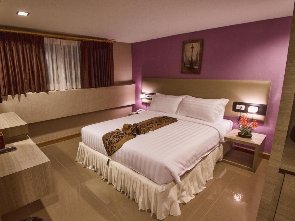 Двухместный (Улучшенный двухместный номер с 1 кроватью) отеля Retro39, Бангкок
