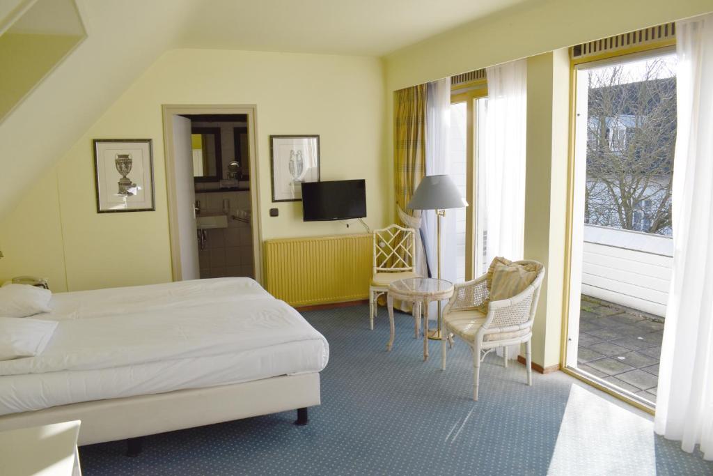 Двухместный (Стандартный двухместный номер с 1 кроватью и балконом) отеля Fletcher Hotel-Restaurant Kasteel Erenstein, Маастрихт