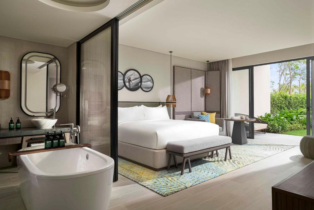 Сьюит (Семейный люкс с 2 спальнями) отеля Crowne Plaza Phu Quoc Starbay, an IHG Hotel, Дуонг-Донг