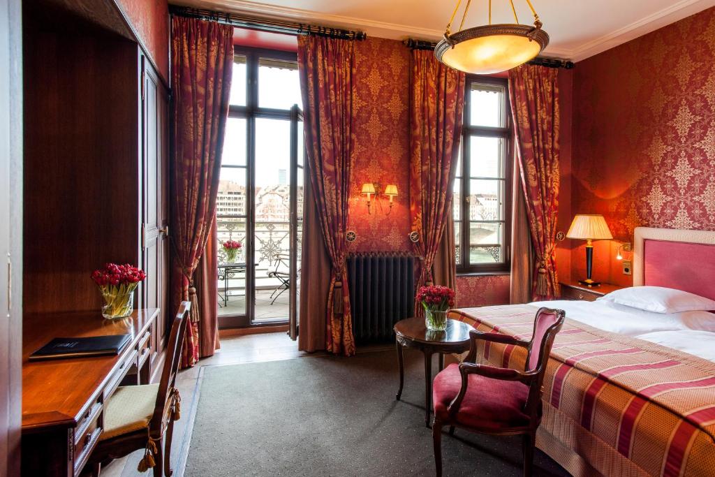 Семейный (Семейный номер Делюкс с видом на реку Рейн) отеля Grand Hotel Les Trois Rois, Базель