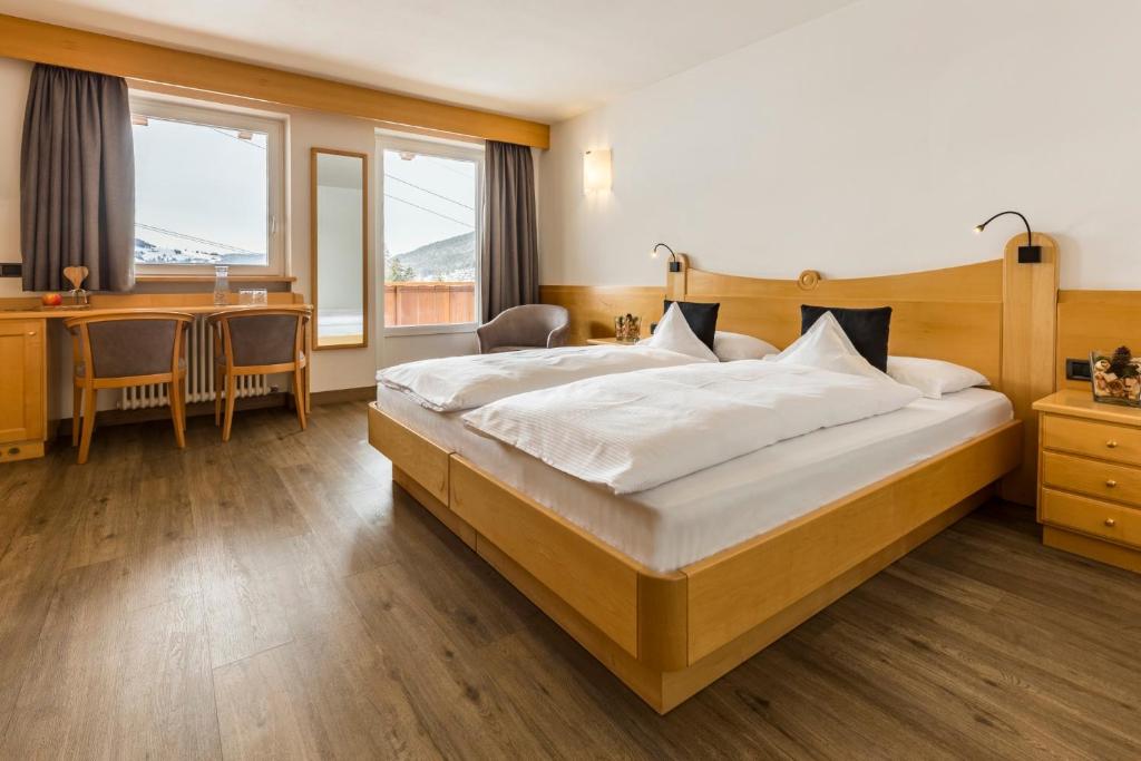 Двухместный (Улучшенный двухместный номер с 1 кроватью или 2 отдельными кроватями) отеля Alpenhotel Rainell, Ортизеи