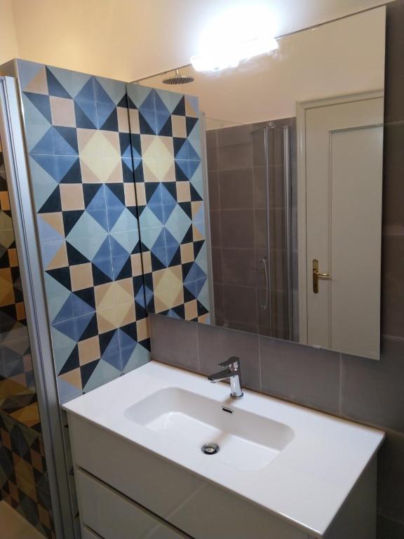 Двухместный (Двухместный номер с 2 отдельными кроватями и собственной ванной комнатой за пределами номера) отеля B&B Via del Carro, Болонья