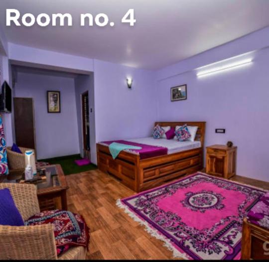 Двухместный (Двухместный номер Делюкс с 1 кроватью (для 2 взрослых и 1 ребенка)) семейного отеля Tharbaling HomeStay, Дарджилинг