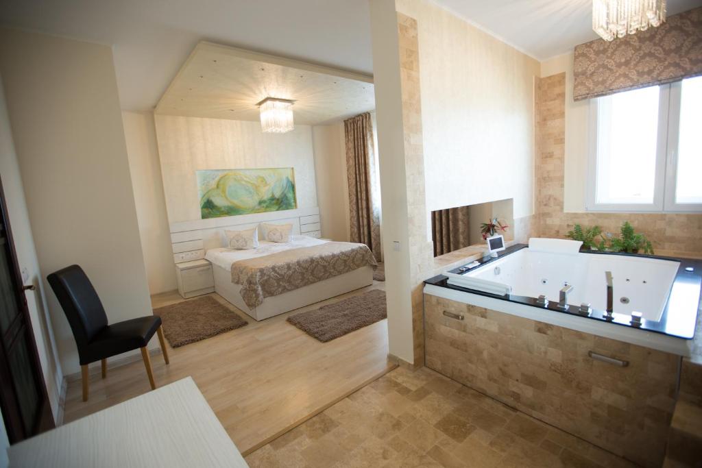 Двухместный (Номер с кроватью размера «king-size» и гидромассажной ванной) отеля Motel Sheriff, Бистрица
