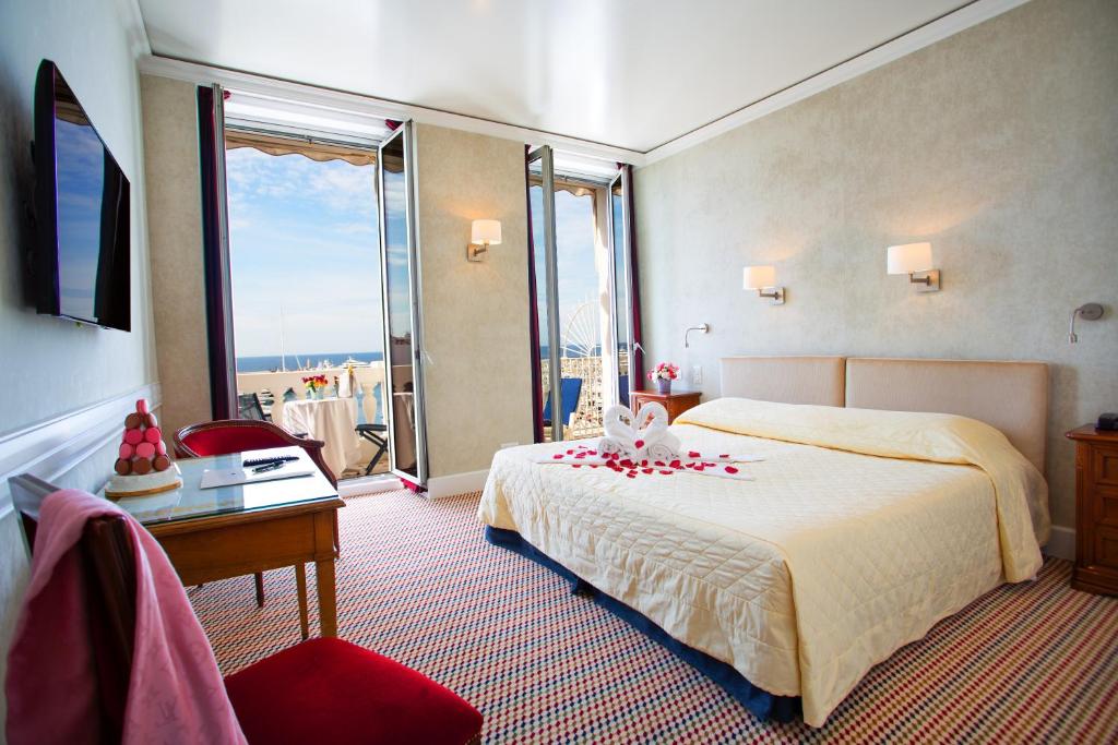 Двухместный (Улучшенный двухместный номер с 1 кроватью или 2 отдельными кроватями и видом на море) отеля Hotel Splendid, Канны