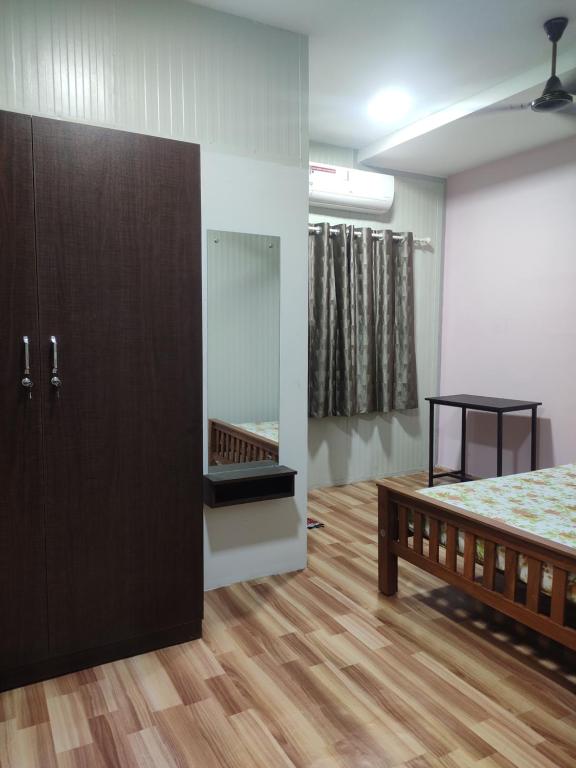 Двухместный (Двухместный номер Делюкс с 1 кроватью (для 2 взрослых и 1 ребенка)) гостевого дома Vidhara Rooms, Тривандрум