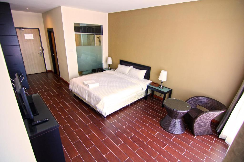 Двухместный (Номер Делюкс с кроватью размера «king-size») отеля Putatan Platinum Hotel, Кота-Кинабалу