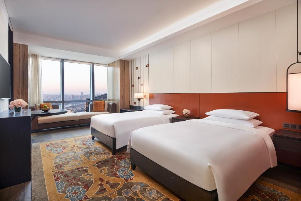 Трехместный (Улучшенный двухместный номер с 2 отдельными кроватями и видом на реку) отеля Grand Hyatt Changsha, Чанша