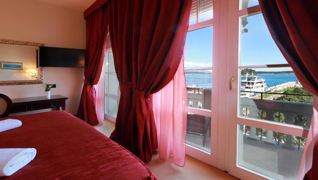 Двухместный (Улучшенный двухместный номер с 1 кроватью и балконом с видом на море) отеля Arbiana Heritage Hotel, Раб