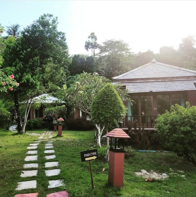 Номер (Бунгало с видом на сад) курортного отеля Thanya Beach Resort, Кох-Нгай