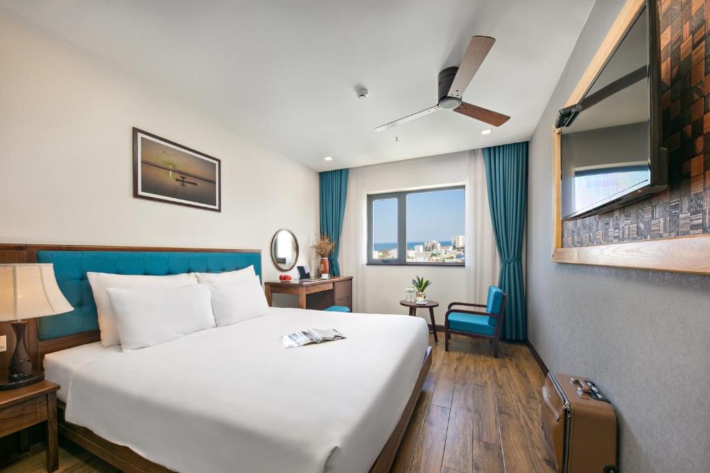 Двухместный (Улучшенный двухместный номер с 1 кроватью) отеля White Sand Boutique Hotel, Дананг
