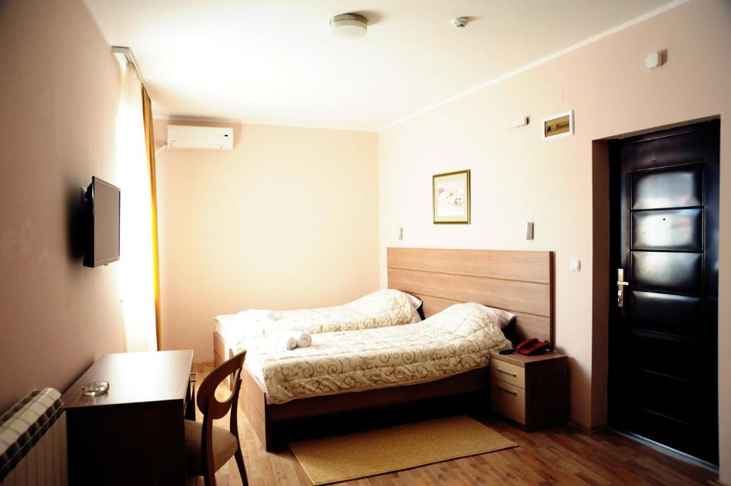Двухместный (Стандартный двухместный номер с 2 отдельными кроватями) отеля Garni Hotel Crystal Ice, Ниш
